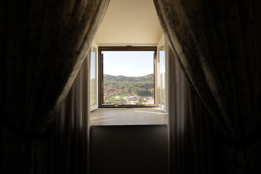 Quarto Duplo — janela com vista para a Serra de São Paulo