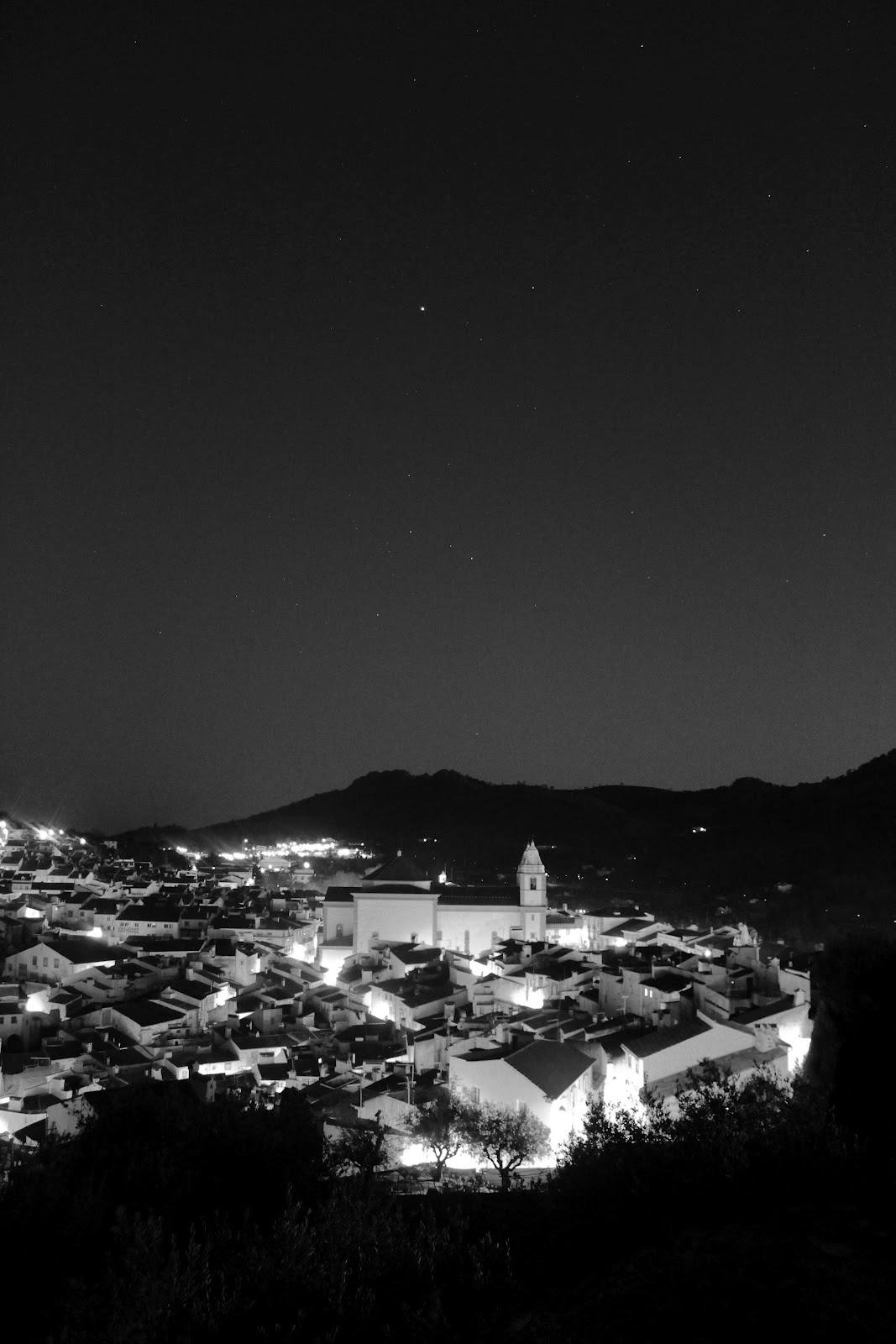 Castelo de Vide à noite, telhados iluminados sob céu estrelado