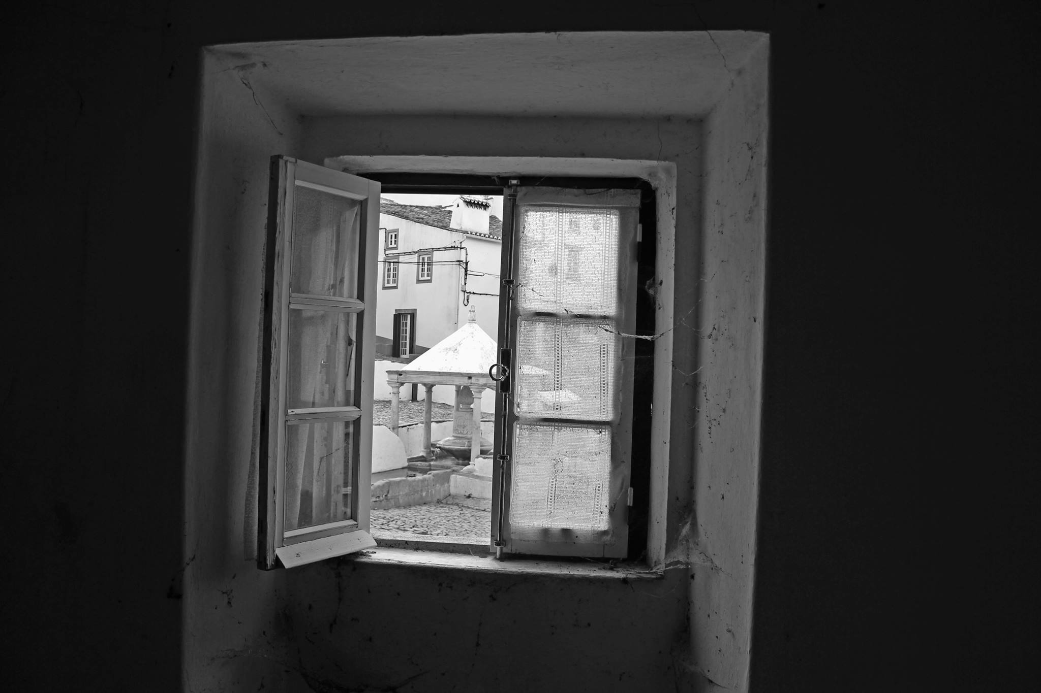 Vista da Fonte da Vila por uma janela do casco antigo