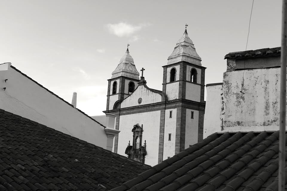 Torres da Igreja de Santa Maria da Devesa sobre os telhados