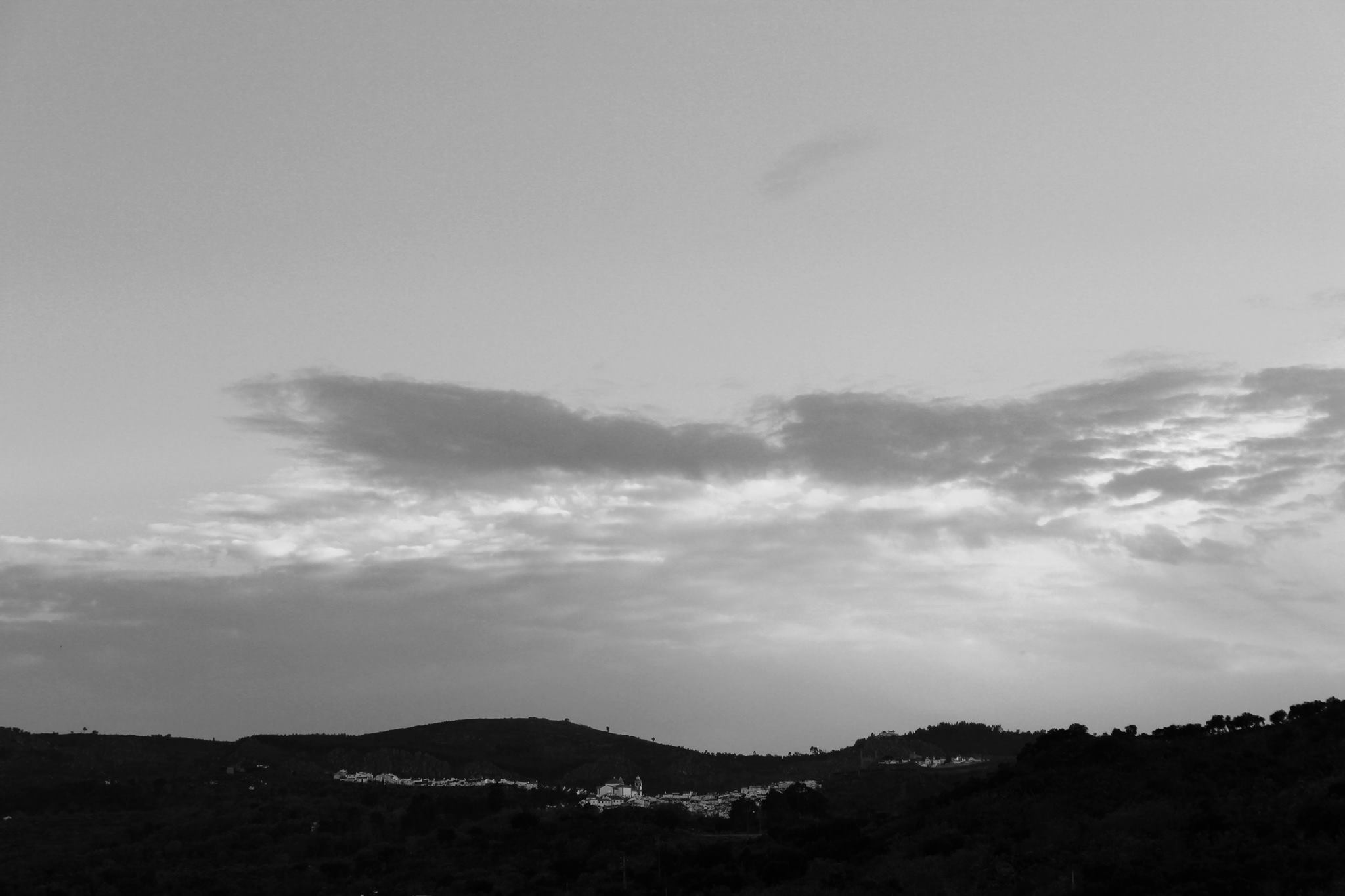 Castelo de Vide ao longe sob um céu de nuvens
